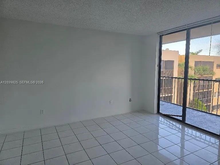 8635 NW 8th St #423 — Photo 8