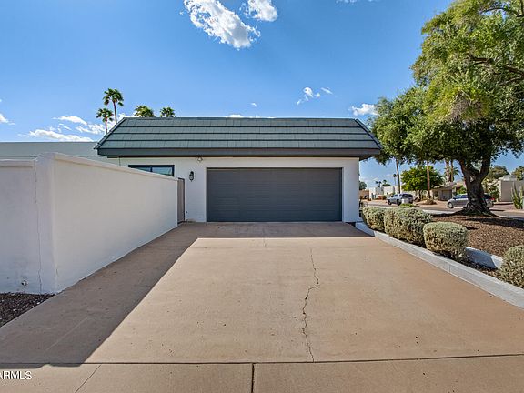 4th image of 6547 E VOLTAIRE Avenue