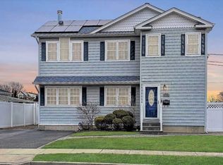 1024 N Central Dr, Massapequa, NY 11758