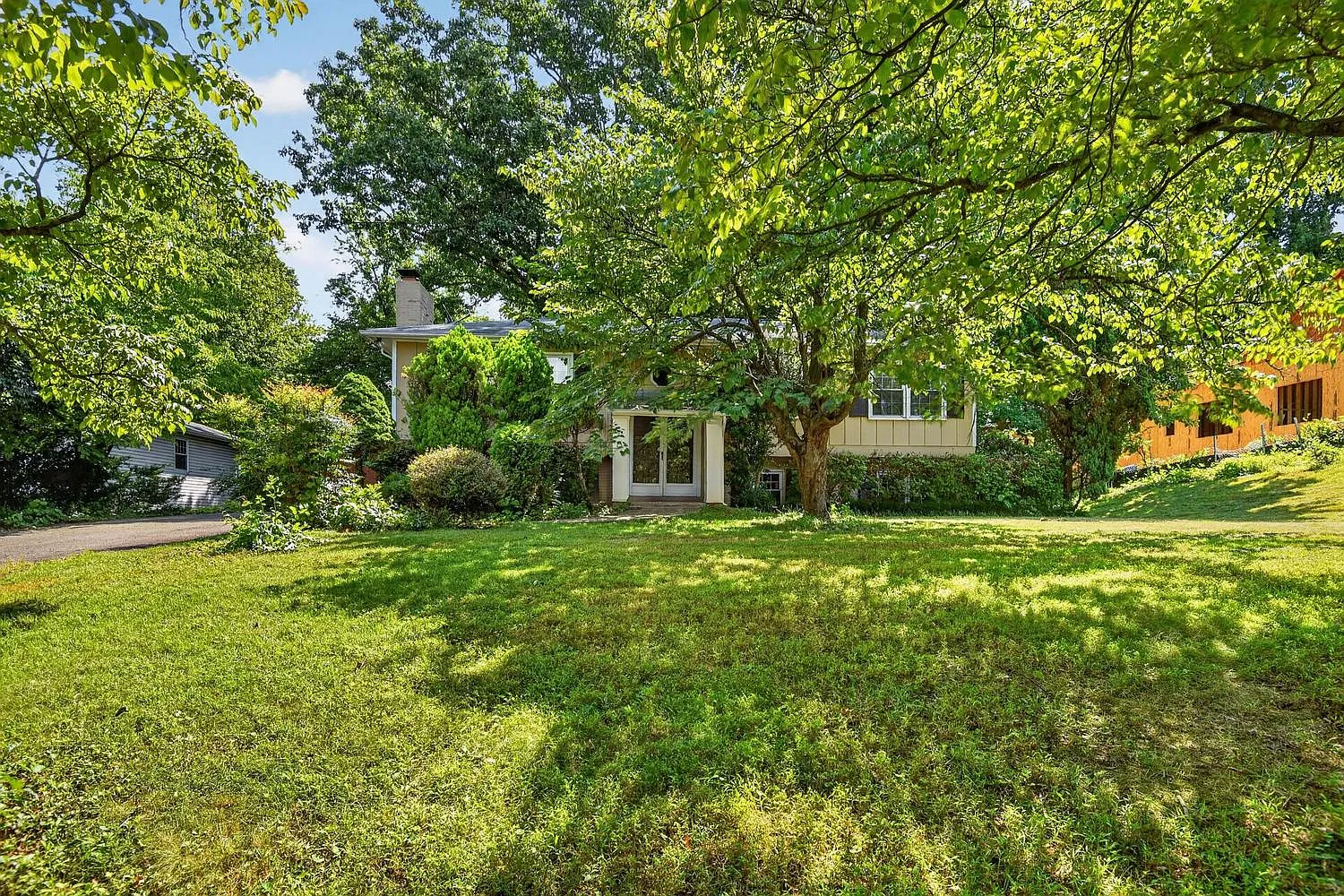 5 bed, 2456 sqft, $3,995 — Photo 1