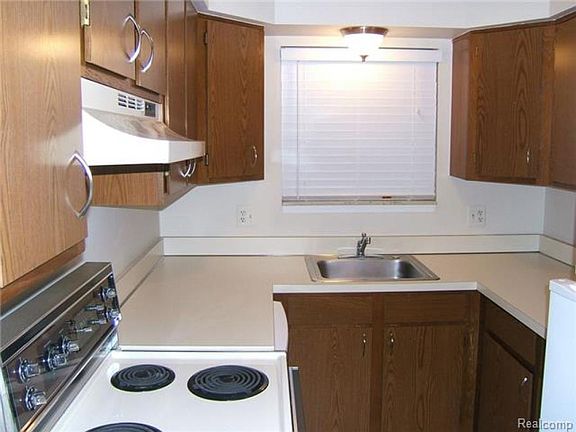 3rd image of 42650 Plymouth Hollow Dr #16