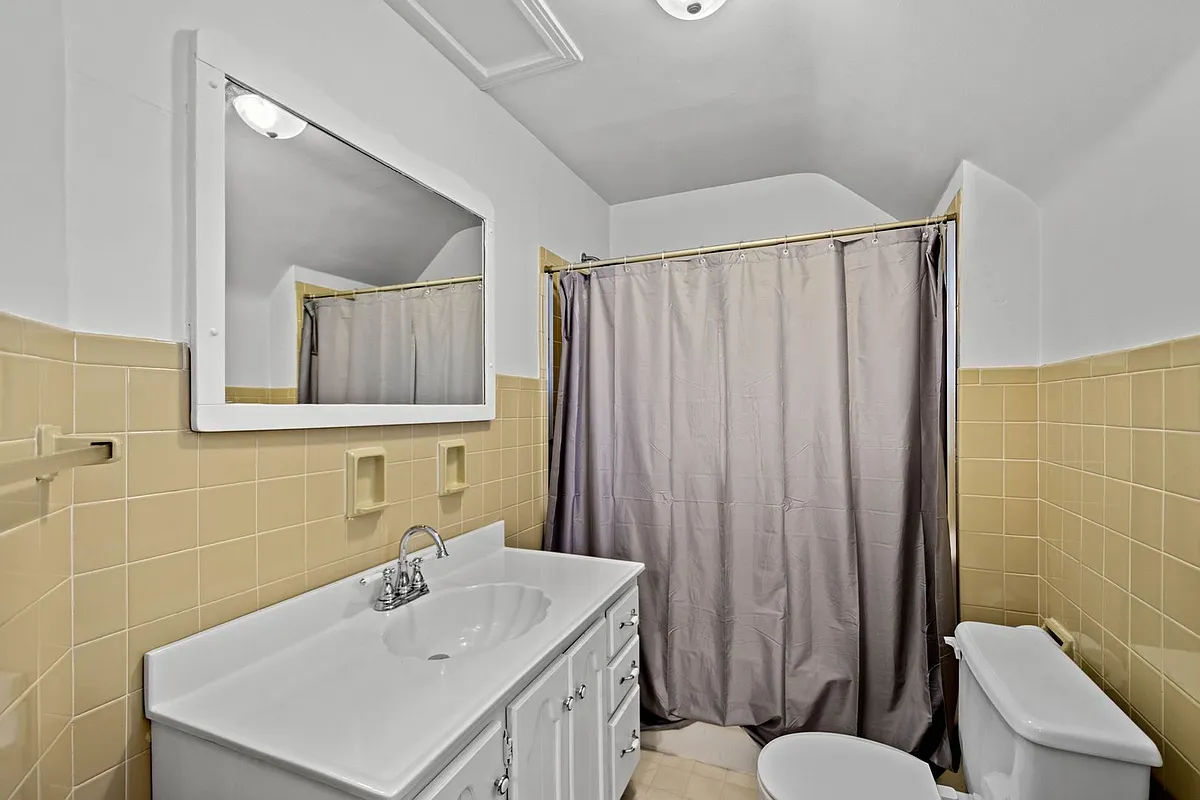 Building Photo - 565 6th St