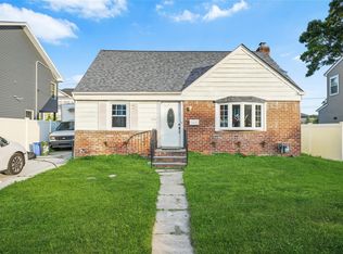 585 Emerson St, Uniondale, NY 11553