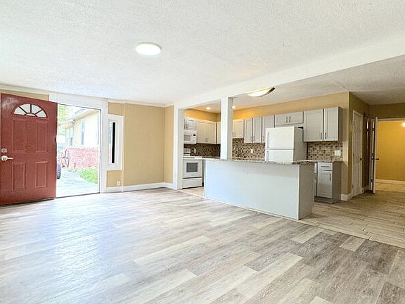3rd image of 170 Kingston Ave