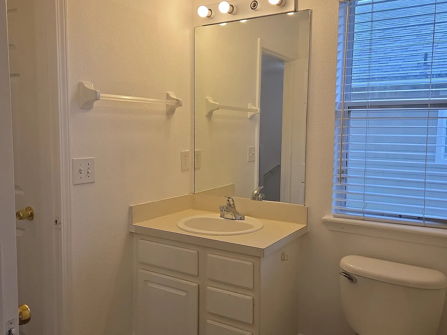 3 bed, 2.5 bath, 1664 sqft, $2,200 — Photo 4