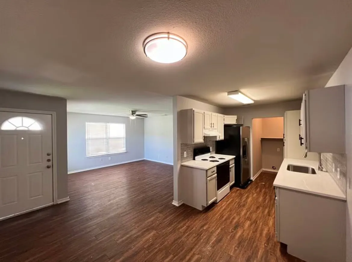 3 bed, 1115 sqft, $1,700 — Photo 3