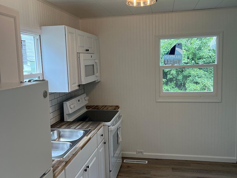 2nd image of 2112 Hawthorne Ln