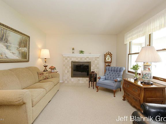 5th image of 836 Springwood Dr SE
