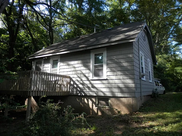 122 Avalon Ave — Photo 2