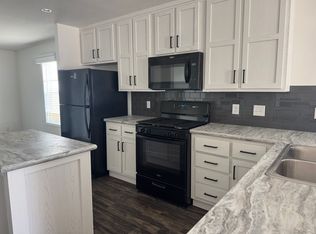 9400 Crystal Dr, Fenton, MI