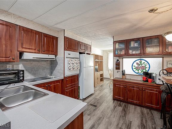 4th image of 44 Poinsettia Dr