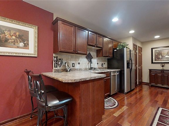 2nd image of 923 Maryvale Dr