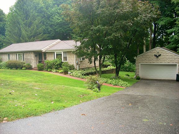 3rd image of 24 Lakespring Dr