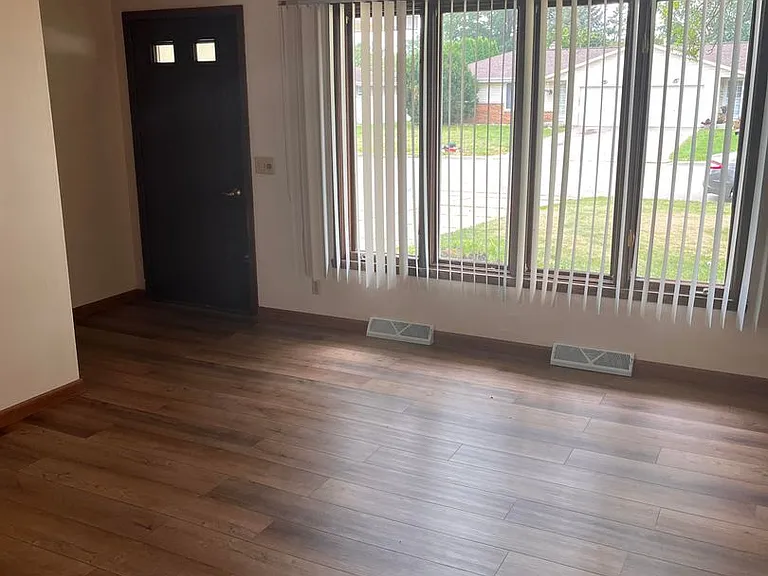 218-220 Lyndhurst Dr — Photo 4