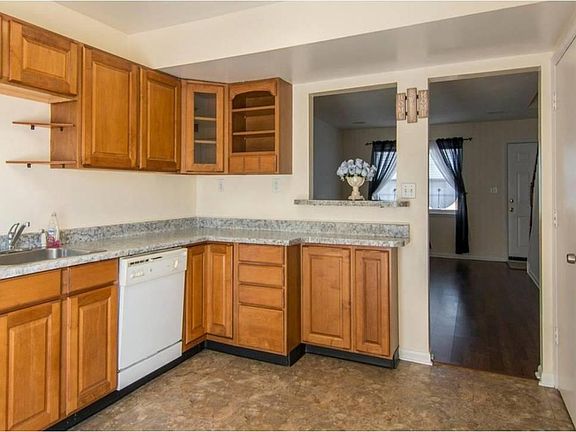 3rd image of 571 Belmawr Pl