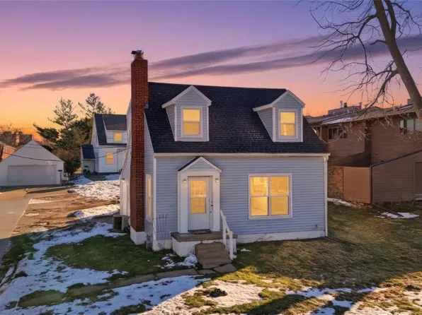 1228 Oakland Rd NE, Cedar Rapids, IA 52402