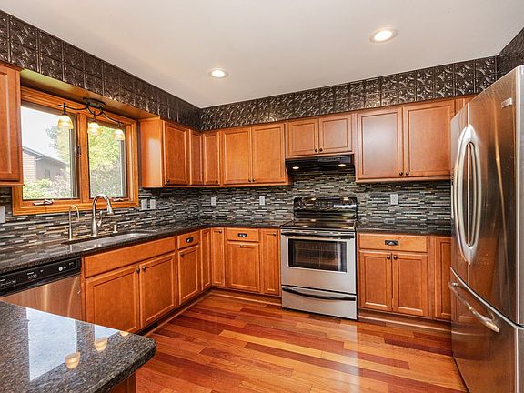 5th image of S32W31809 Squire Ct