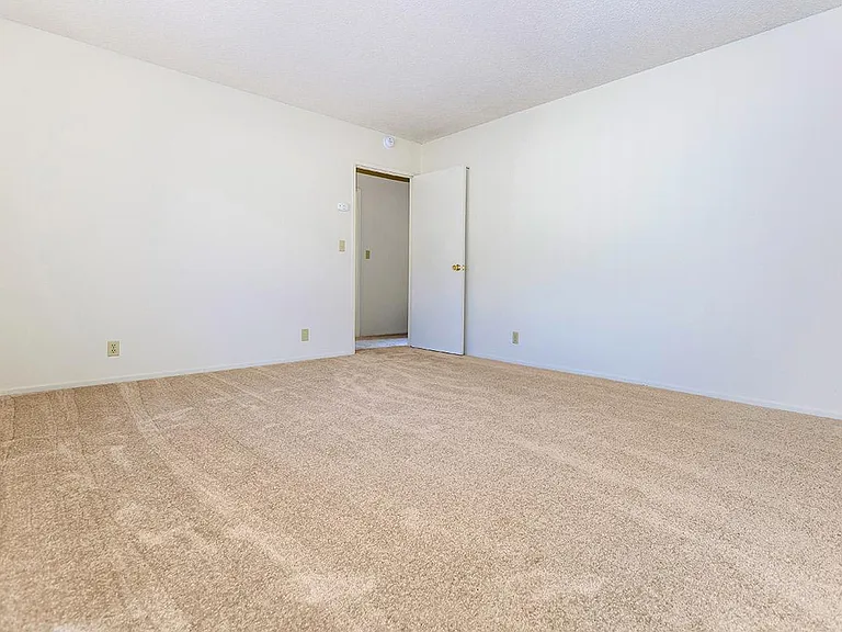 Emerald West Apartments — Photo 14