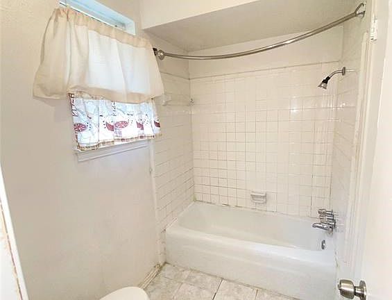 2nd image of 3823 Oak Arbor Dr