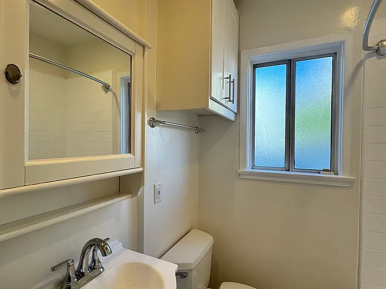 1418 S Genesee Ave — Photo 16