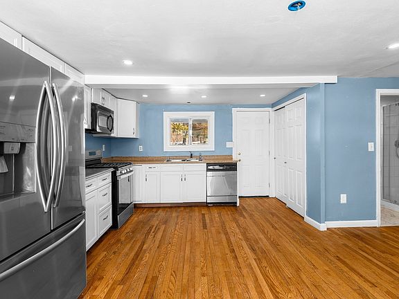 5th image of 192 E Spring St