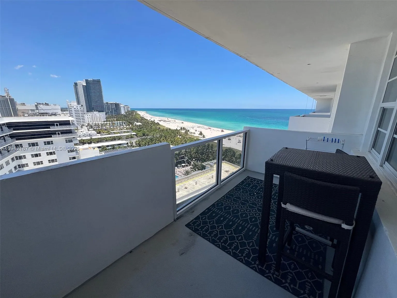 The Decoplage Condo — Photo 2