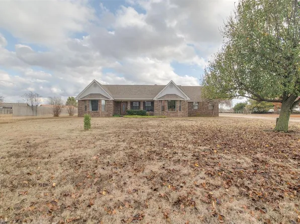 2303 Lakewood Dr, Chickasha, OK 73018