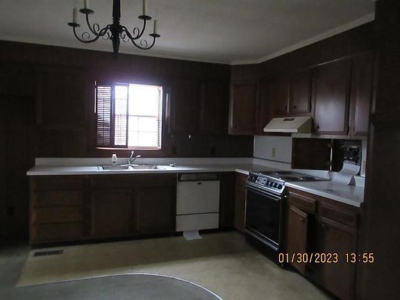 4th image of 421 Moss St
