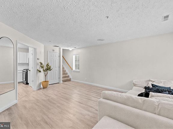 4th image of 10 Ironstone Ct