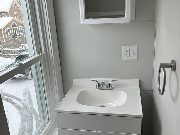 5th image of 529 Main St #2