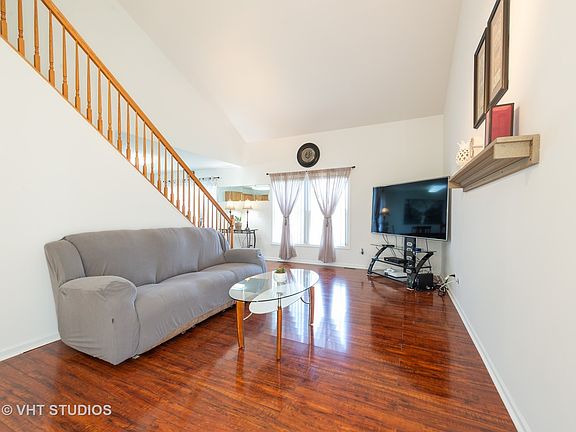 2nd image of 423 Kammes Ct