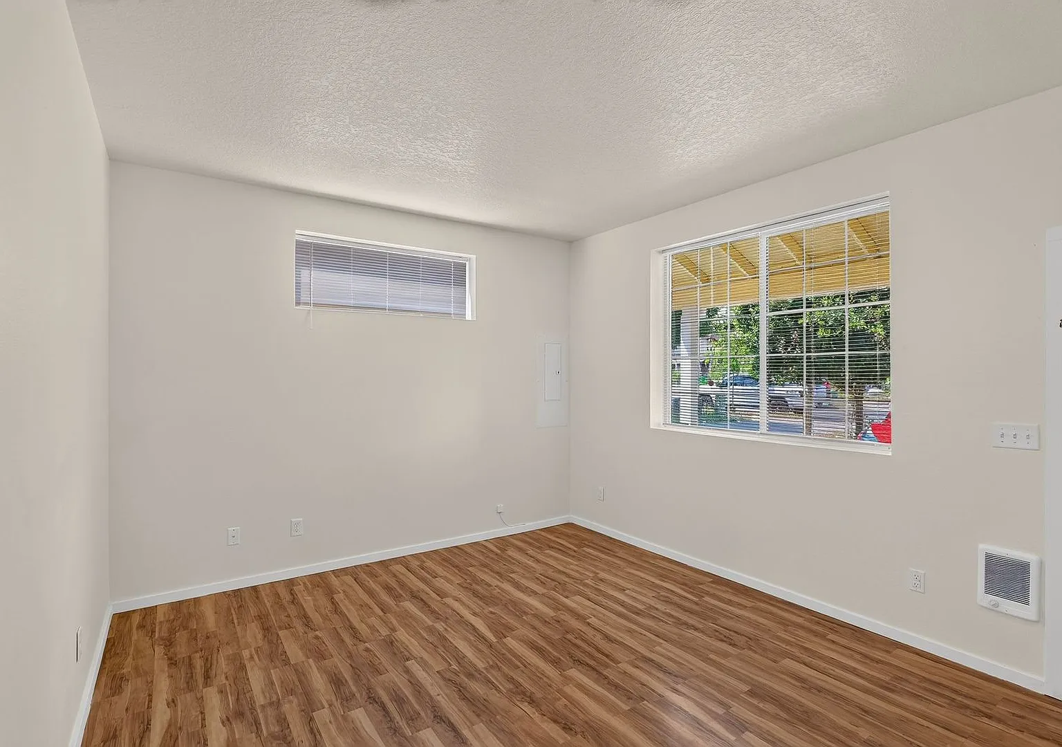 Bright & Spacious Townhome with Private Patio — Photo 3