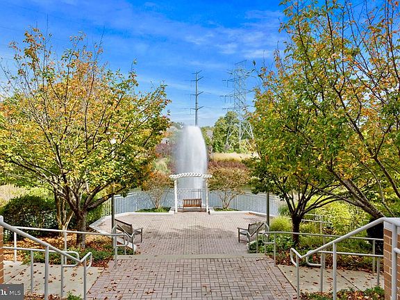 Beautiful grounds of Carlton Place, access to W&OD