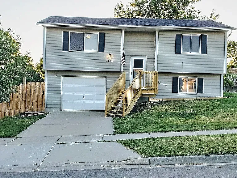 1711 Plateau Ln — Photo 1