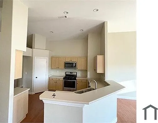 4 bed, 1834 sqft, $2,998 — Photo 4