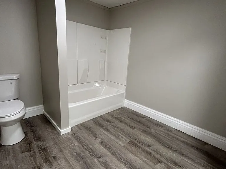 810 N Elm St — Photo 8