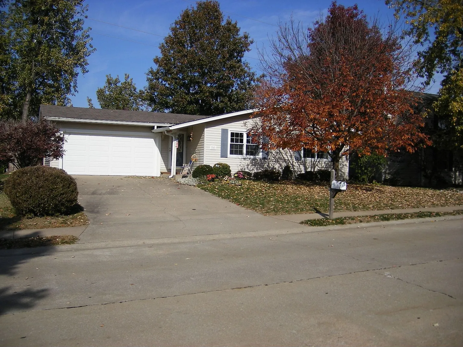 935 Chancellor Dr photo 1