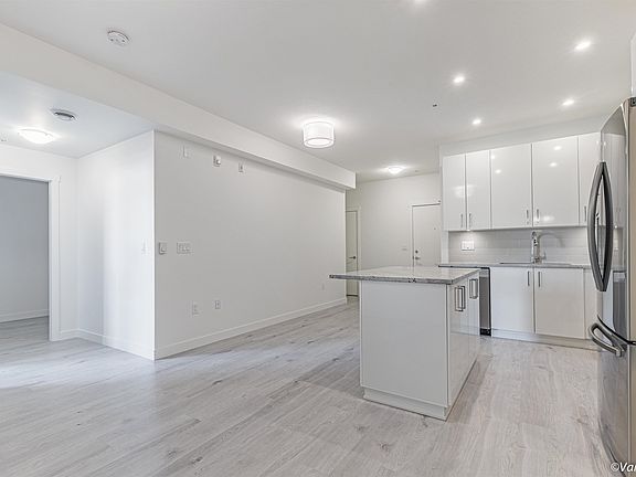 4th image of 20362 72b Ave #300