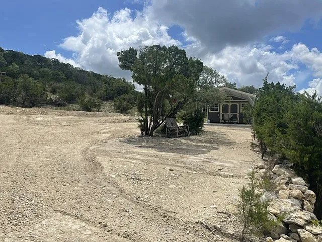 4 bed, 2.5 bath, 2271 sqft, $2,400 — Photo 3