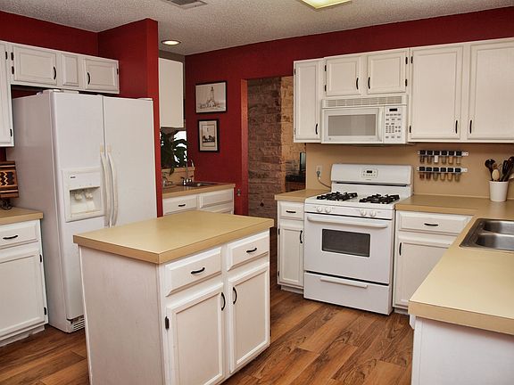  kitchen w/center isle.