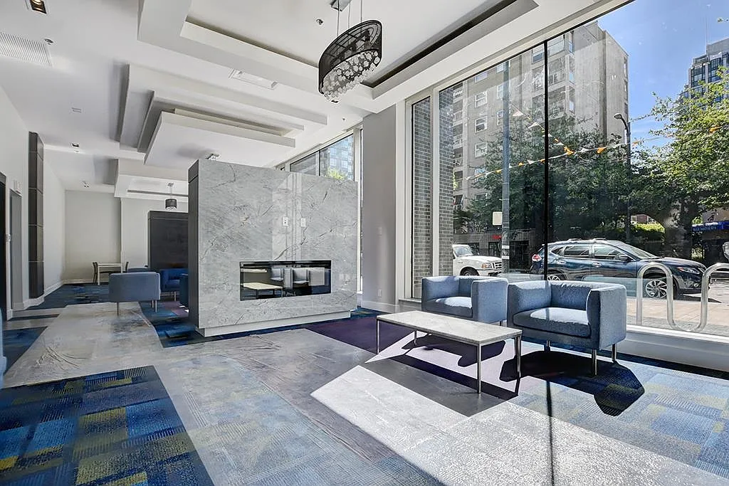 3 bed, 916 sqft, $3,990 — Photo 3