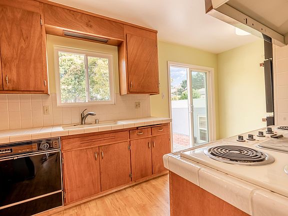 5th image of 4884 James Ave #A