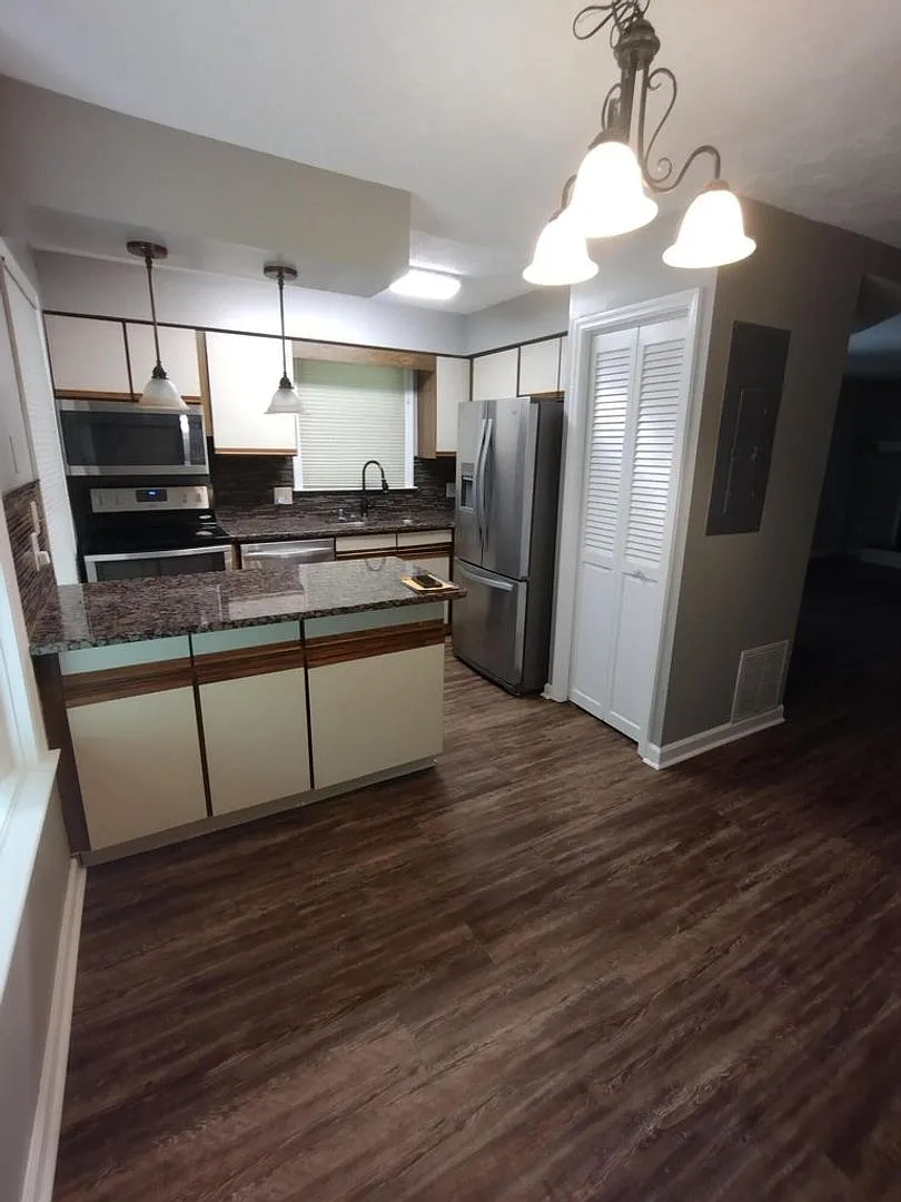 Spacious 3 bedroom townhome close to UK! — Photo 3