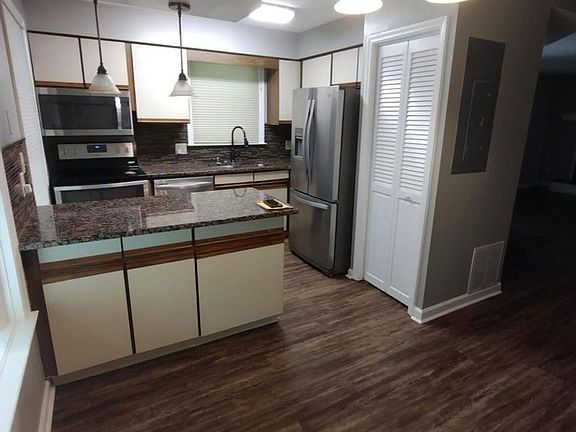 3rd image of 1316 Gray Hawk Rd APT A