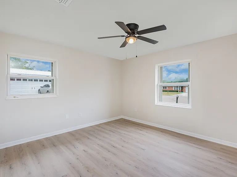 1650 Leach Cir — Photo 2