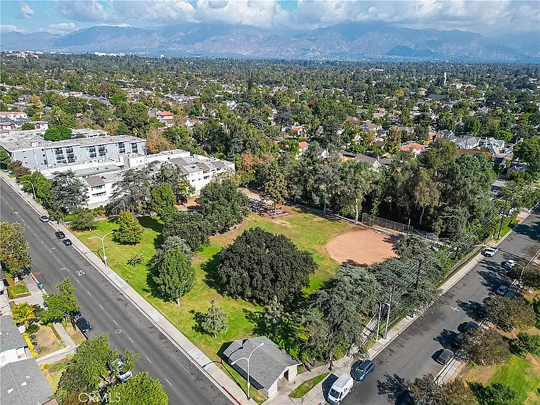 210 N Monterey St — Photo 16