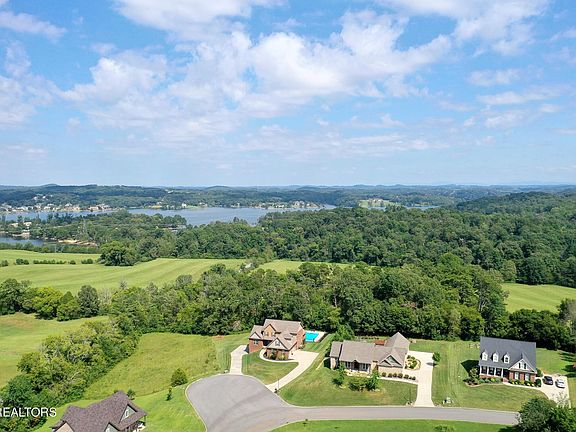 4th image of 210 Williamsburg Dr