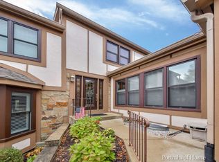 1054 Oakview Dr, Wheaton, IL 60187