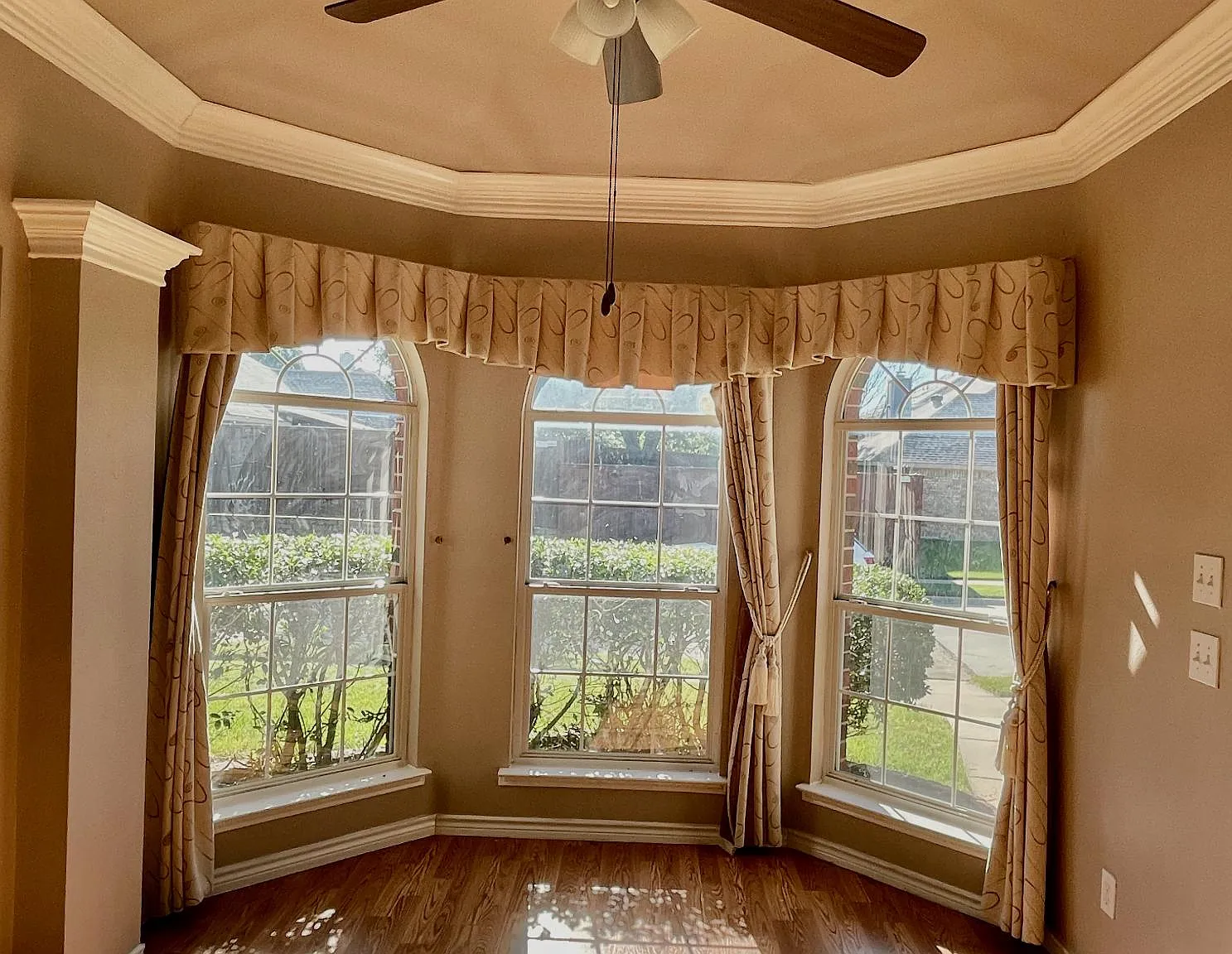 4 bed, 2.5 bath, 2375 sqft, $2,700 — Photo 2