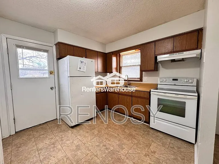 830 Hartford Ave — Photo 6
